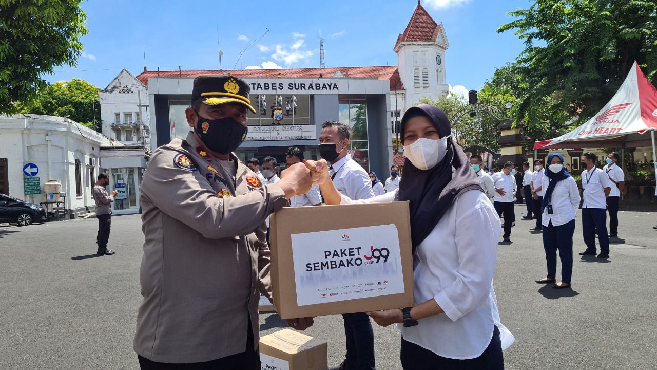 Ringankan Beban sekaligus Penyemangat Kerja, Polrestabes Surabaya Beri Bansos untuk PHL dan Office Boy