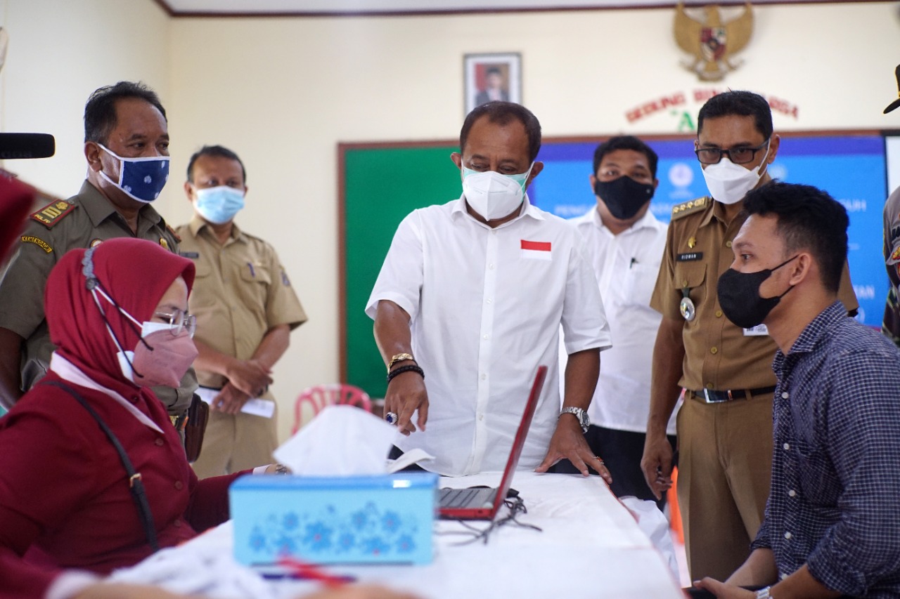 Salurkan JPS pada Warga MBR yang tidak pernah Menerima Mantuan, Wawali Armuji Yakin Surabaya Bangkit