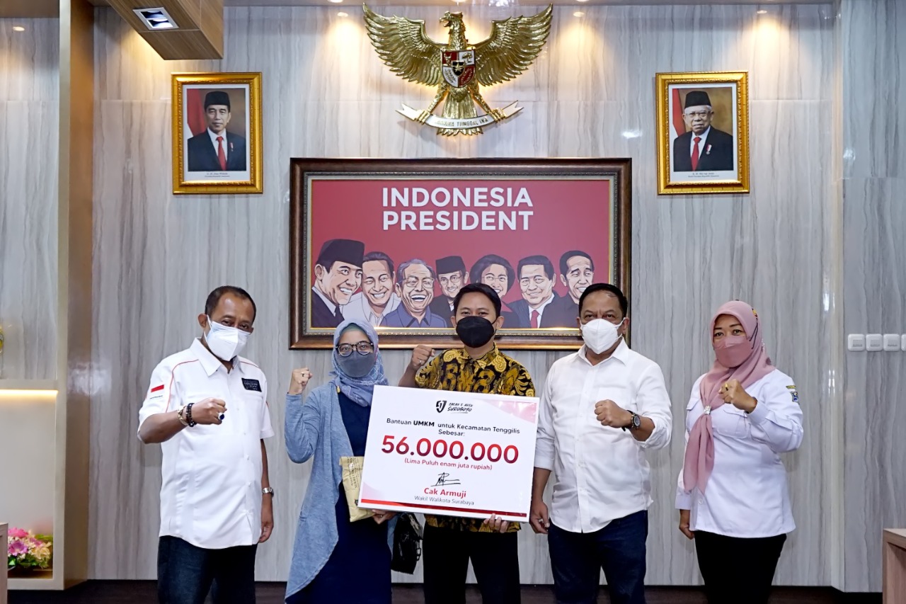 Serahkan Bantuan ke-112 UMKM Tenggilis Mejoyo, Wawali Armuji ingin UMKM jadi Tonggak Pemulihan Ekonomi