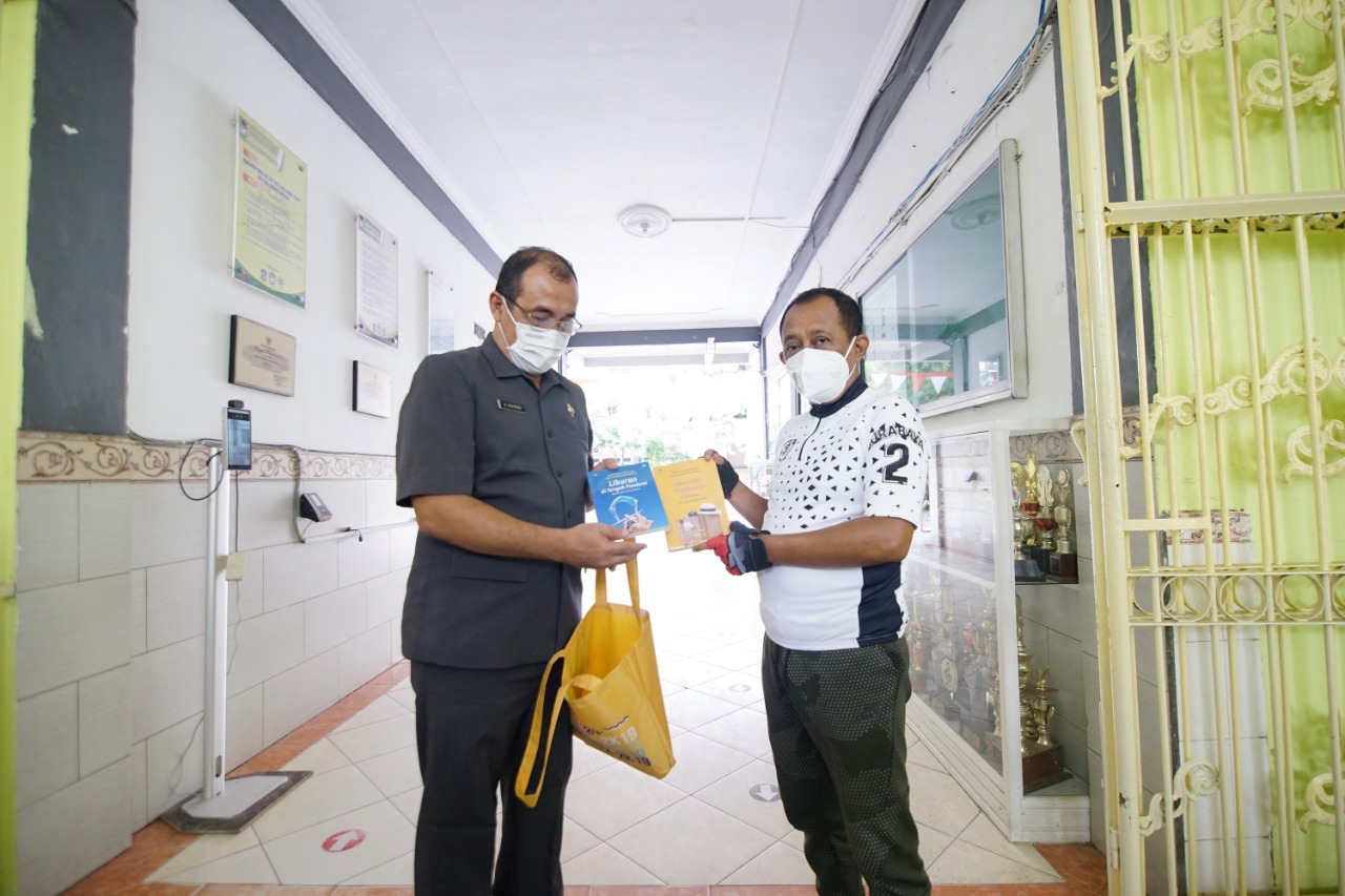 Tinjau PTM di Dua Sekolah dengan Bersepeda, Wawali Armuji Dihadiahi Buku Karya Siswa SMPN 6 Surabaya