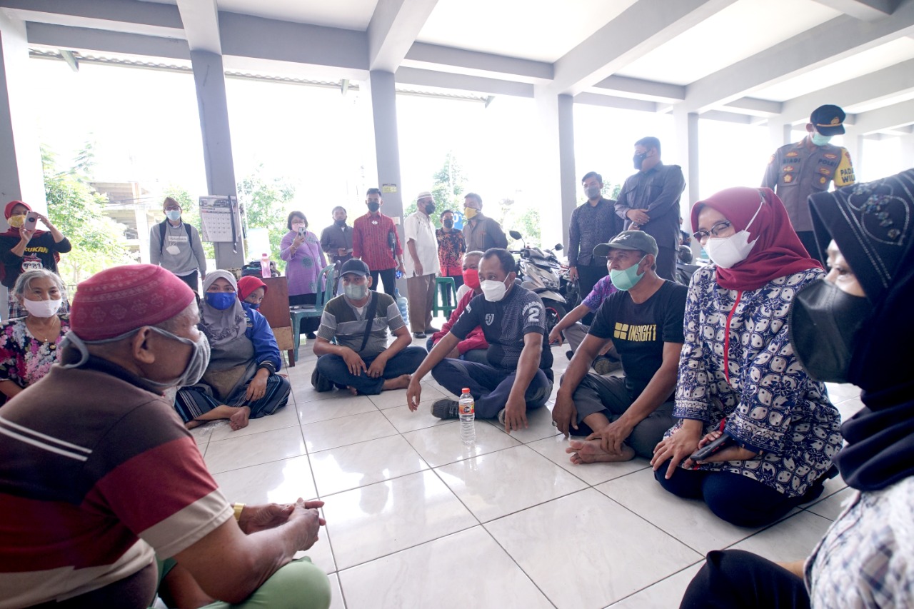 Disambati Pedagang Pasar Gunung Anyar, Wakil Wali Kota Armuji bantu Lunasi Hutang