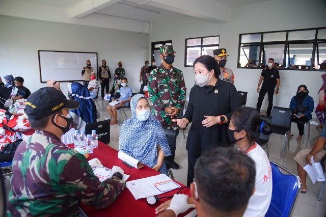 Tinjau Vaksinasi Covid-19 di Kampung Padat Penduduk, Puan: Jangan sampai Ada Warga yang Tertinggal