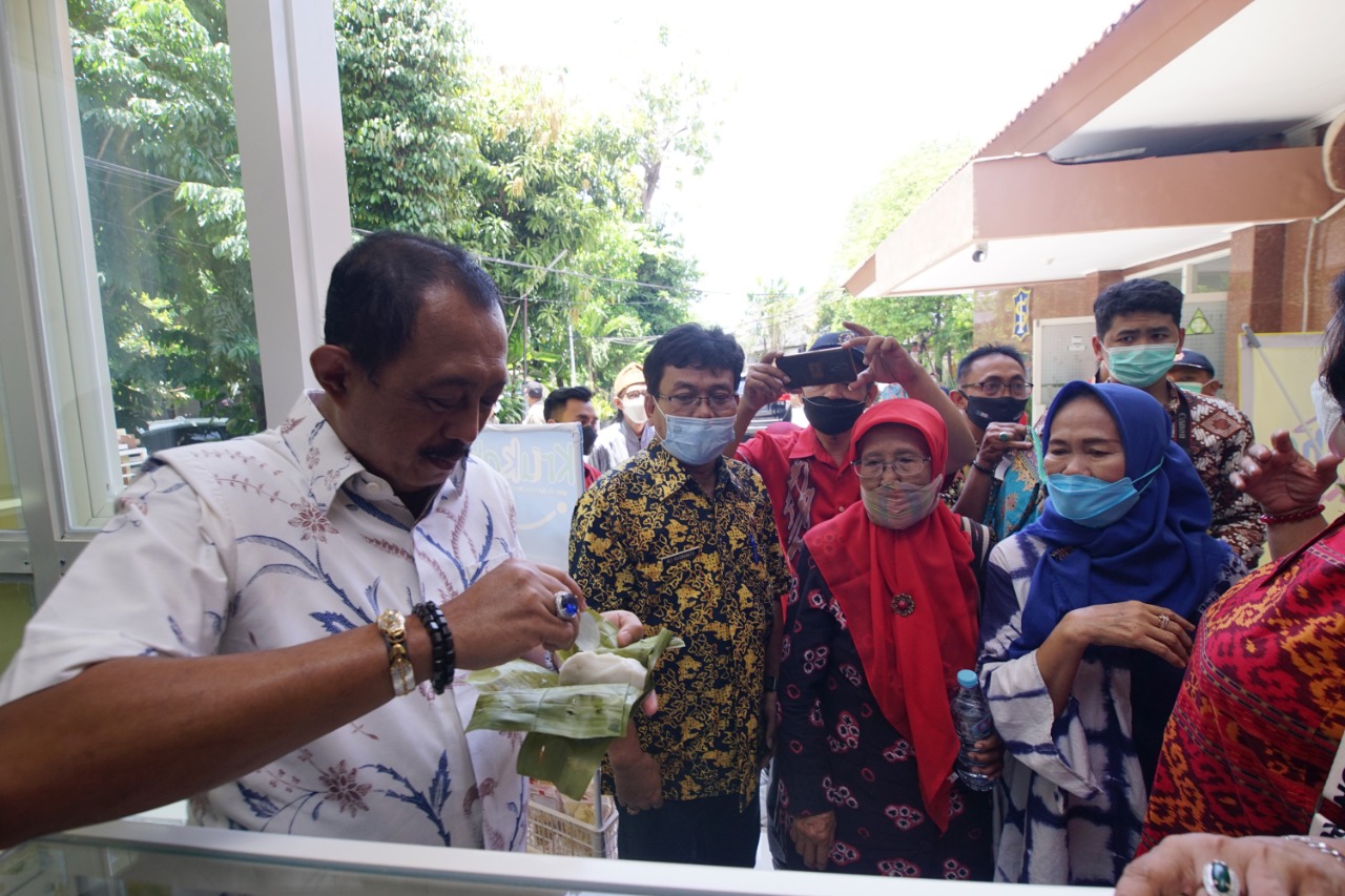 Sambangi Pelaku UMKM Kecamatan Wonokromo, Wakil Wali Kota Armuji Incip Sambal buatan Warga