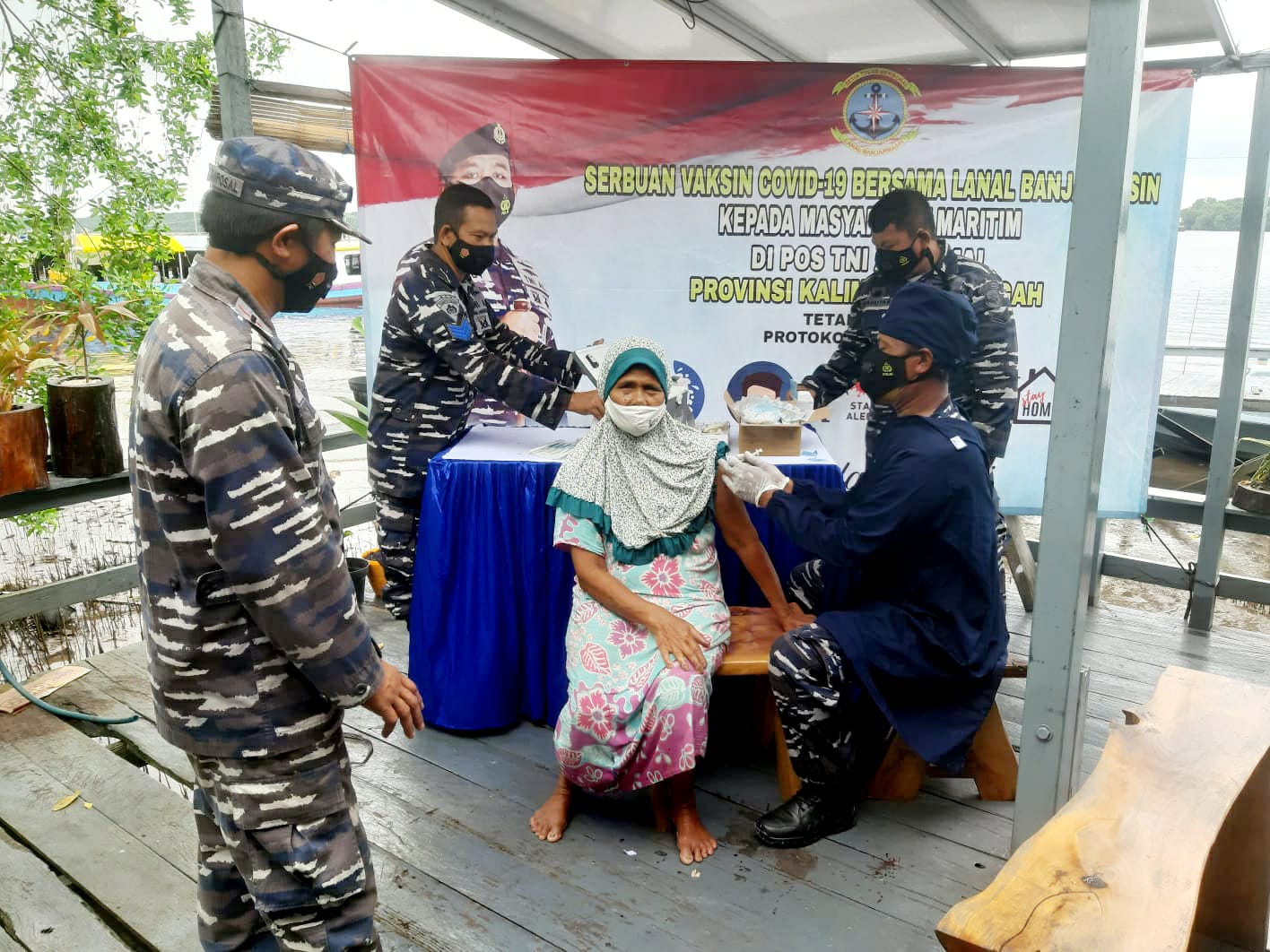 Momen HUT TNI AL ke-76, Posal Kumai Gelar Ops Vaksinasi Covid-19 pada Warga Desa Sungai Kapitan
