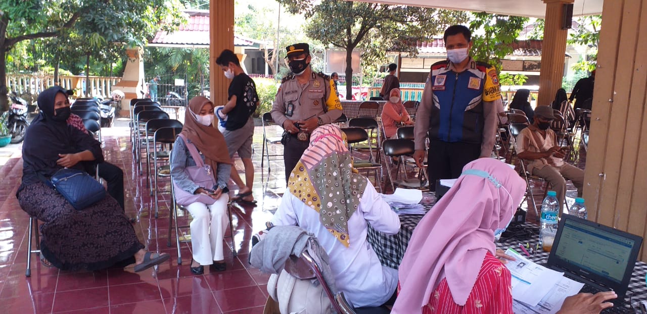 Pastikan Vaksinasi Lancar, Bhabinkamtibmas Polsek Wonocolo Monitoring Vaksin di Joglo