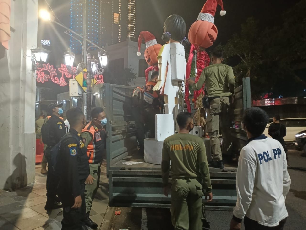 Duh! Timbulkan Kerumunan dan Kemacetan, Boneka Squid Game di Jalan Tunjungan Surabaya Dibongkar