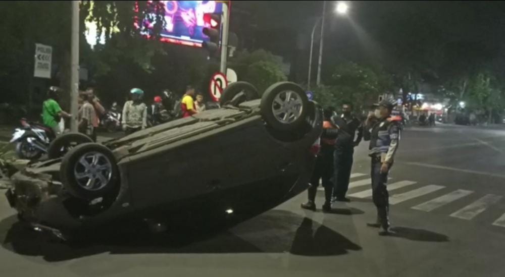 Pengemudinya Mabuk, Ngantuk, dan Kebut-kebutan, Mobil Honda Brio Ini Tabrak Trotoar hingga Terbalik