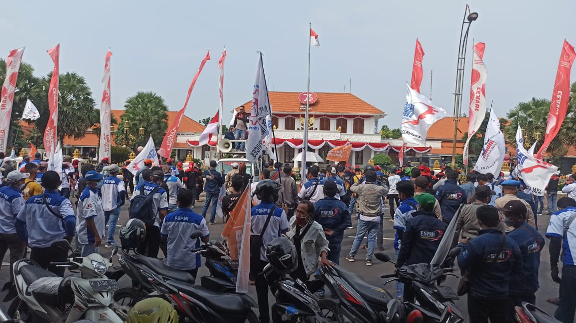 UMP cuma Naik Rp22 Ribu, Buruh Demo di Surabaya, Sempat Ricuh dengan Polisi dan Pengendara