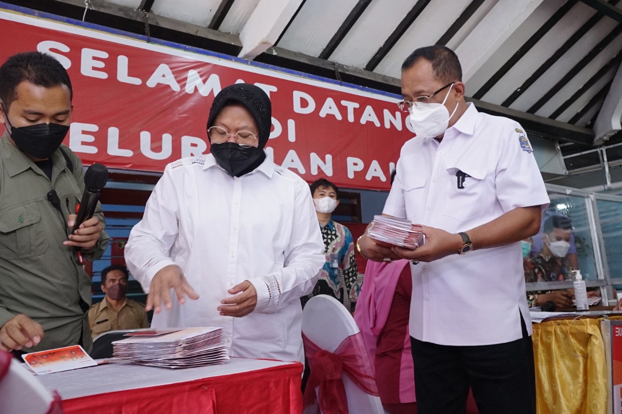 Risma Bagikan PKH Tunai di Kelurahan Pakis, Wakil Walikota Surabaya Armuji Bantu Jemput Warga