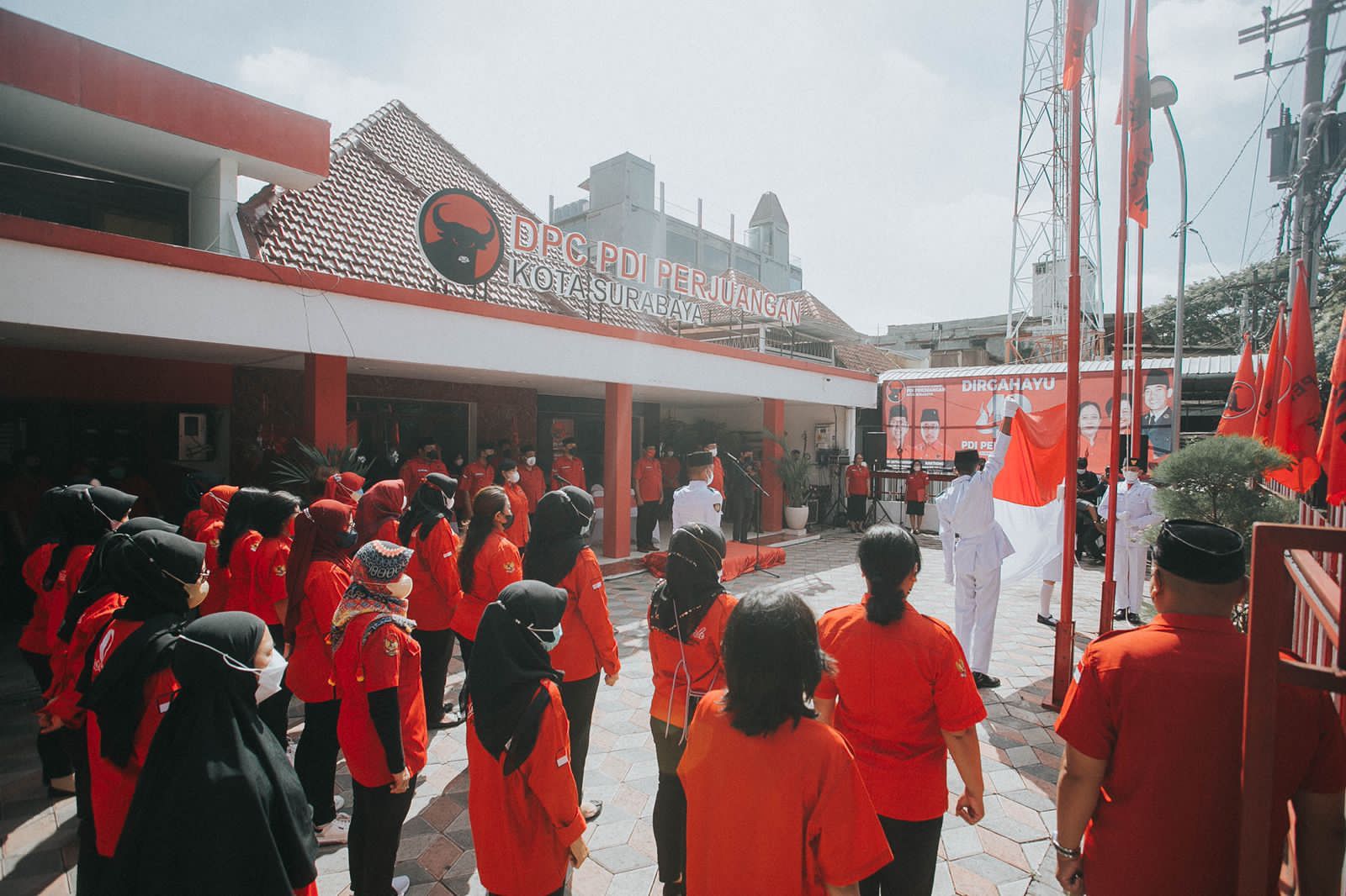 Dihadiri Eri Cahyadi-Armuji, Kader Banteng Surabaya Upacara Bendera Sambut Ultah PDIP Ke-49