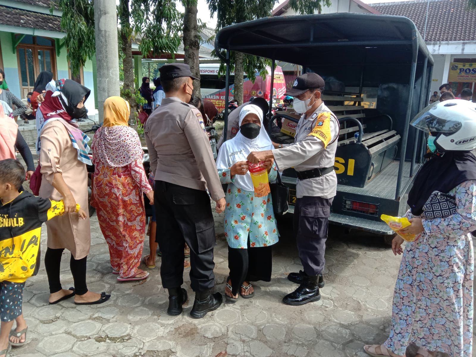 Berbagi Minyak Goreng Gratis, Cara Humanis Polres Magetan Tarik Minat Warga Ikut Vaksin