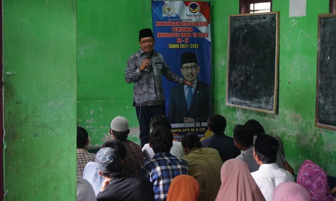 Kunker di Probolinggo, Aminurokhman Serap Aspirasi Masyarakat dan Bagikan Sembako
