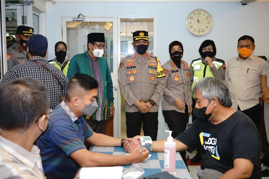 Vaksin Booster Berhadiah Motor Dari Kapolrestabes Surabaya di Masjid Akbar Surabaya Ramai Peminat