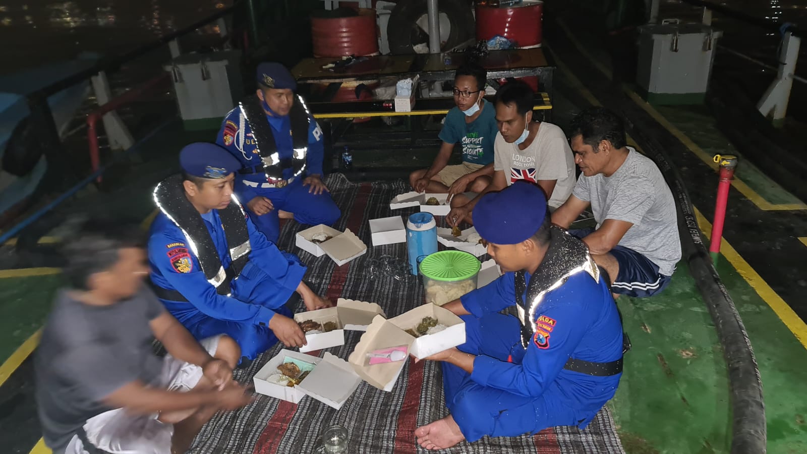 Polairut dan Nelayan Jalankan Ibadah Ramadhan Dilaut Bersama