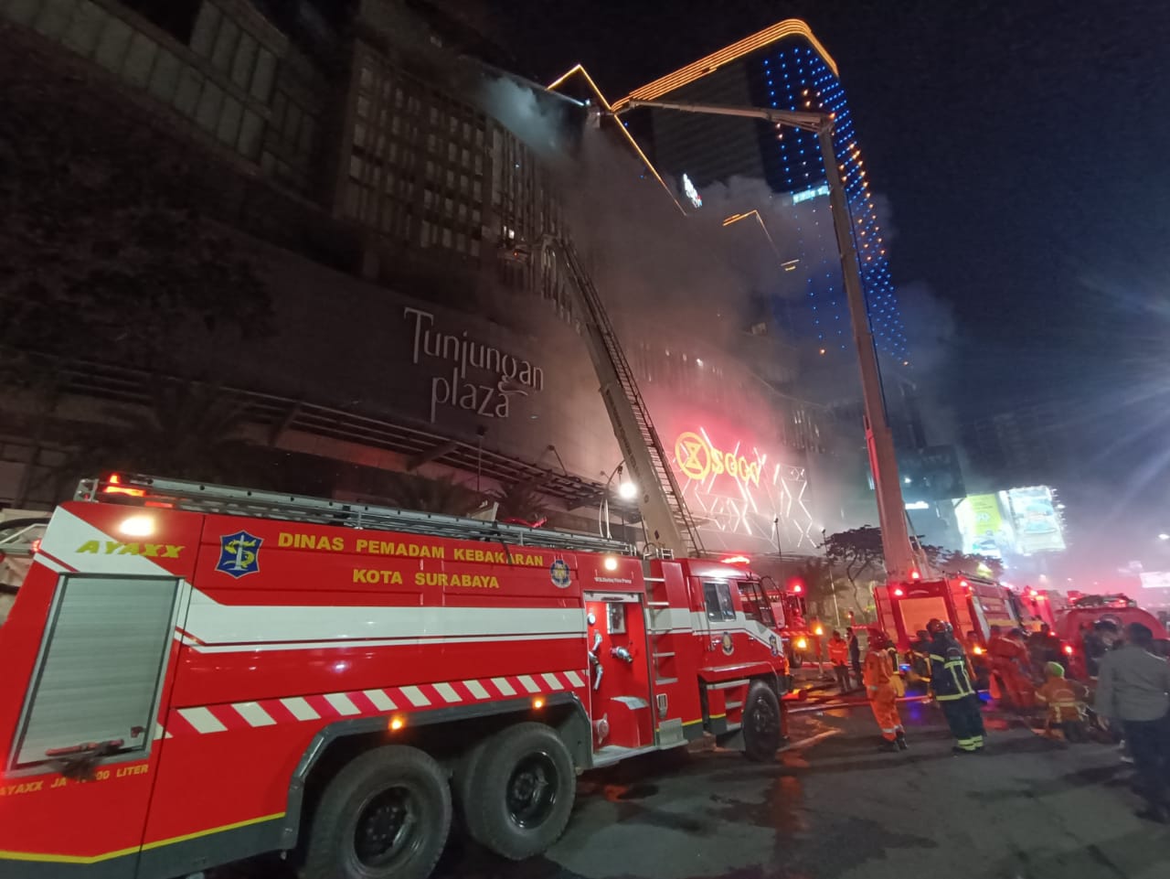 Tunjungan Plaza 5 kebakaran, petugas Damkar berjibaku memadamkan api dengan Brontho Skylift