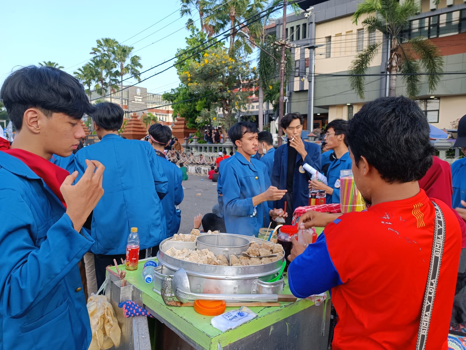 Meski Bulan Puasa, Penjual Pentol Laris Manis Saat Demo Mahasiswa