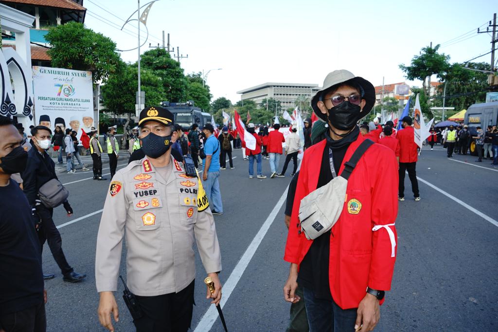 Demo Mahasiswa, Kapolrestabes Surabaya Terjun Langsung Temui Demonstran