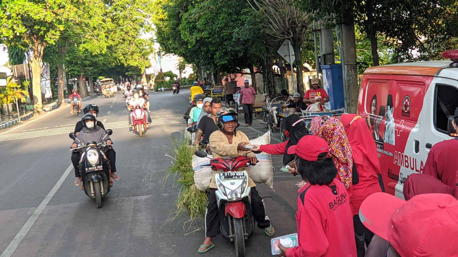 Aksi Bagi-bagi Takjil, Kader PDIP Kanigaran Kota Probolinggo Diapresiasi Masyarakat