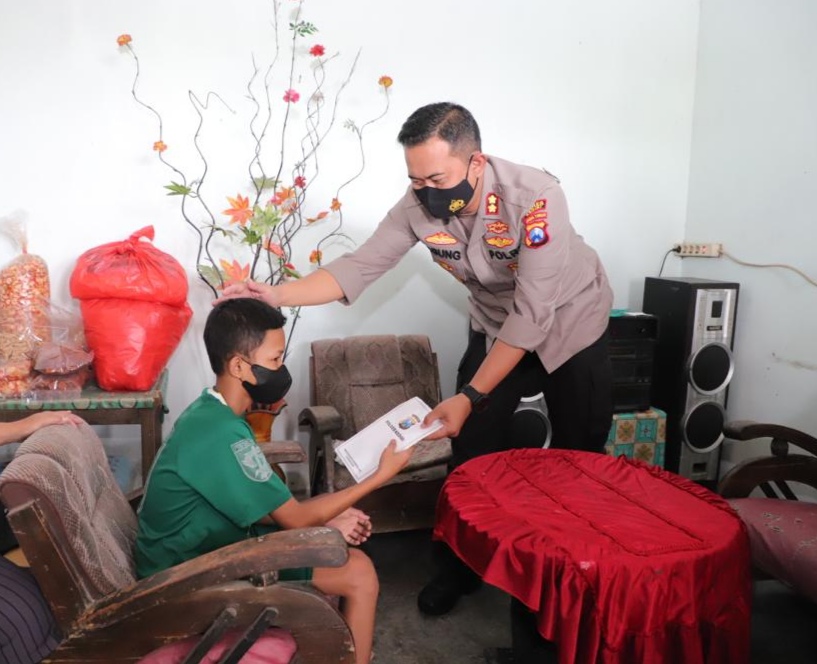 Bakti Sosial Kemanusiaan, Kapolres Kediri Beri Santunan Anak dengan Penyumbatan Lambung