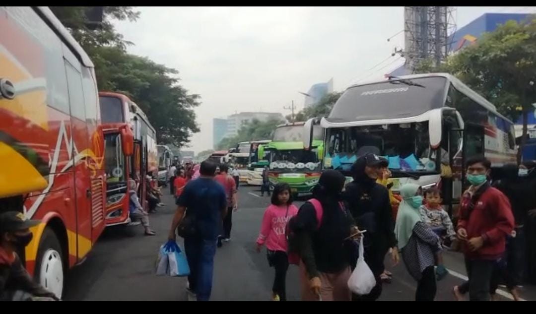 Penutupan Frontage Ahmad Yani Akibatkan Kemacetan di Bundaran Waru
