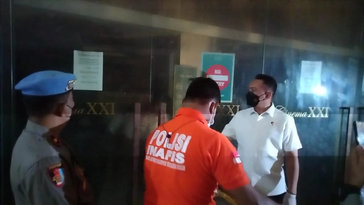 Petugas Polrestabes membuka garis polisi di bioskop XXI.