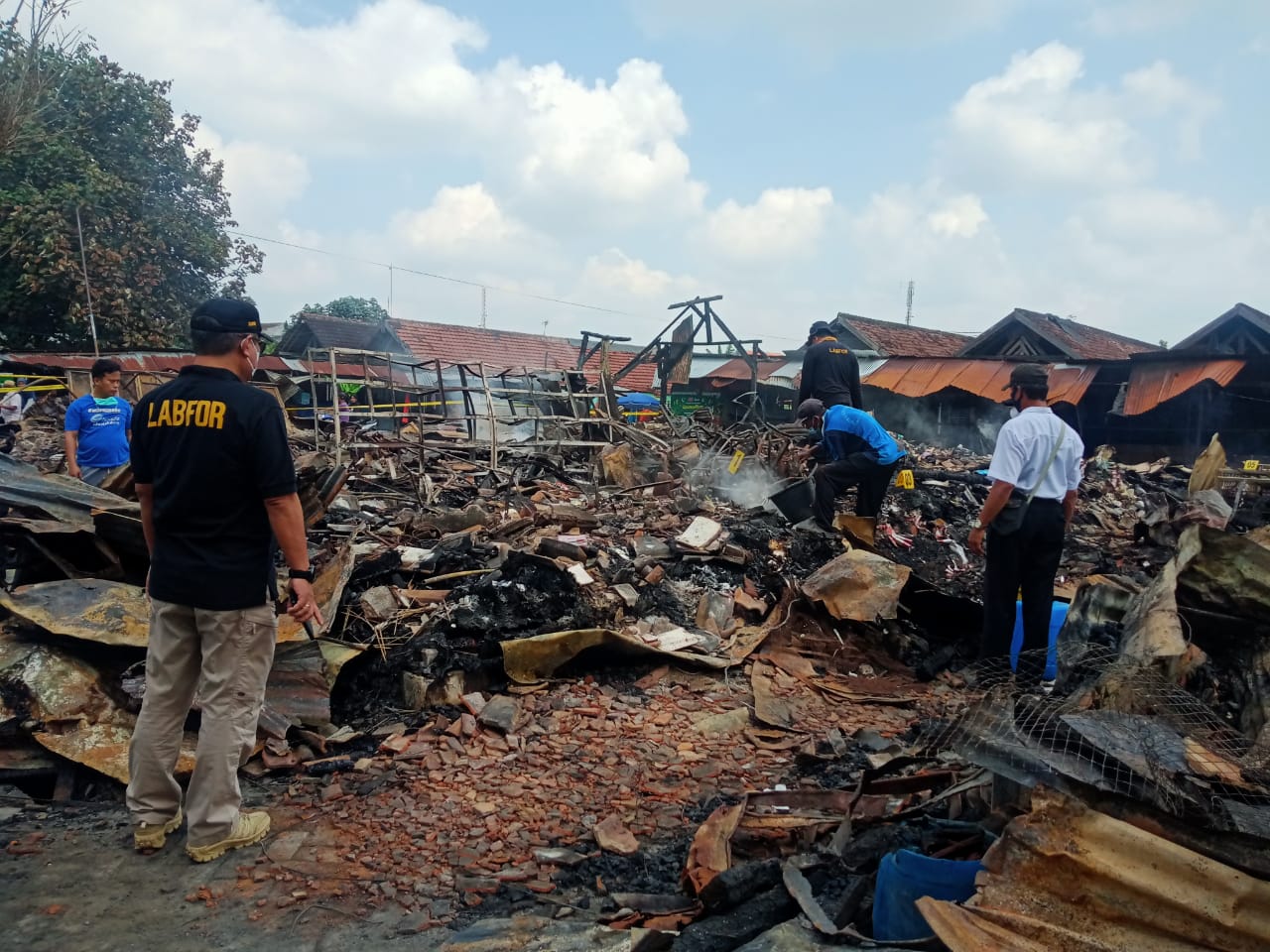 Tim Labfor Poda Jatim Olah TKP Pasar Ngadiluwih Kediri yang Terbakar