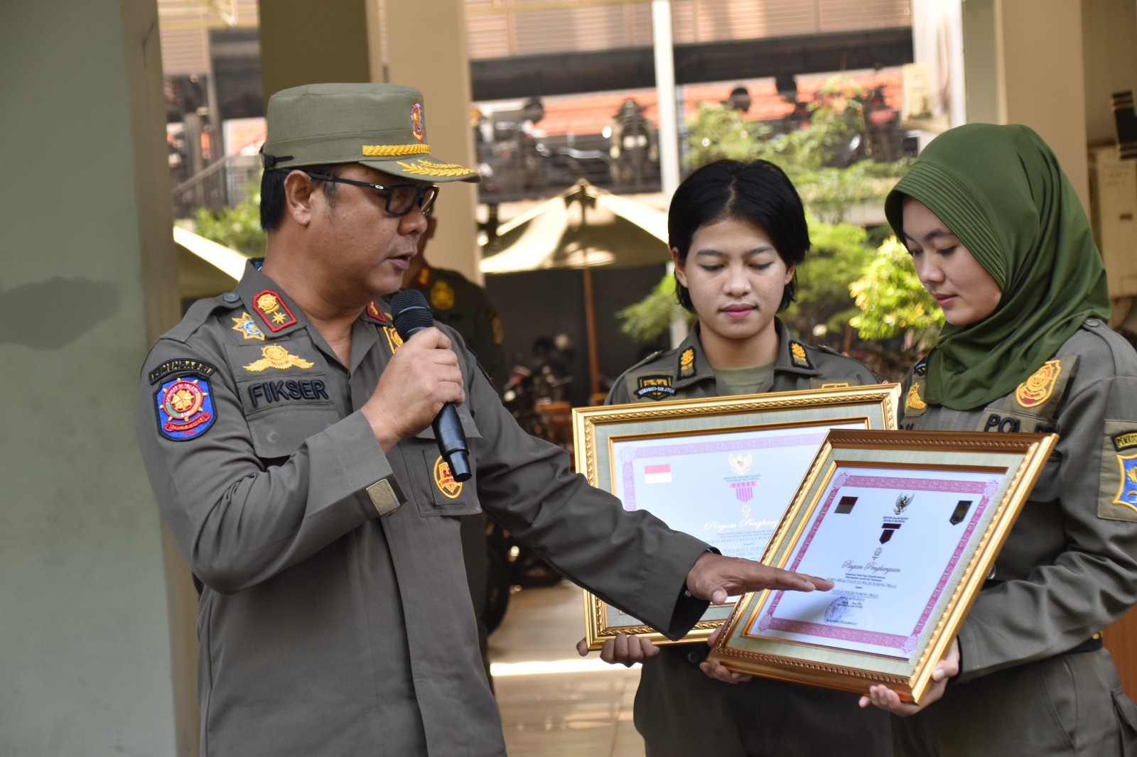 Wali Kota Eri Cahyadi dan Satpol PP Surabaya Raih Penghargaan Sekaligus dari Kemendagri
