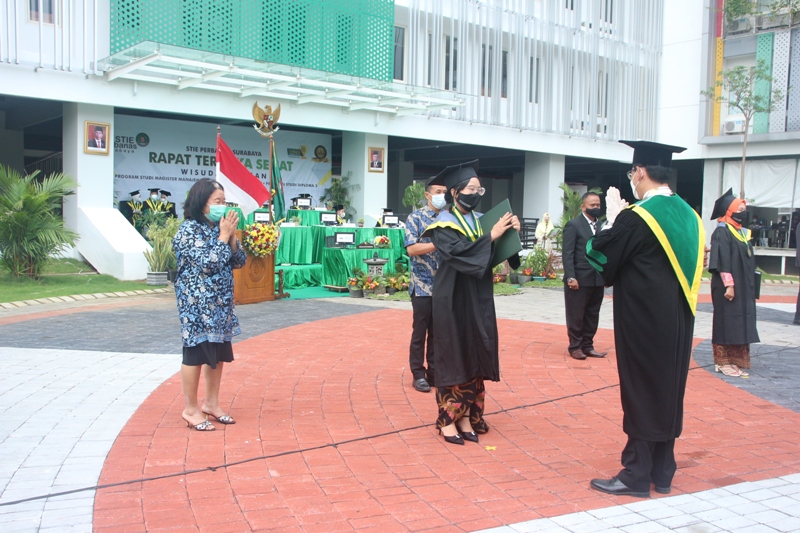 STIE Perbanas Surabaya Gelar Wisuda Online Berkonsep Outdoor
