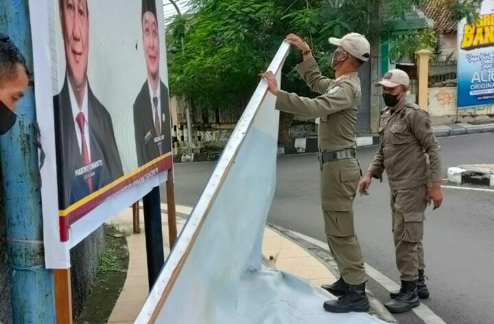 Satpol PP Gresik Bongkar Reklame tak Berijin dan Non Pajak