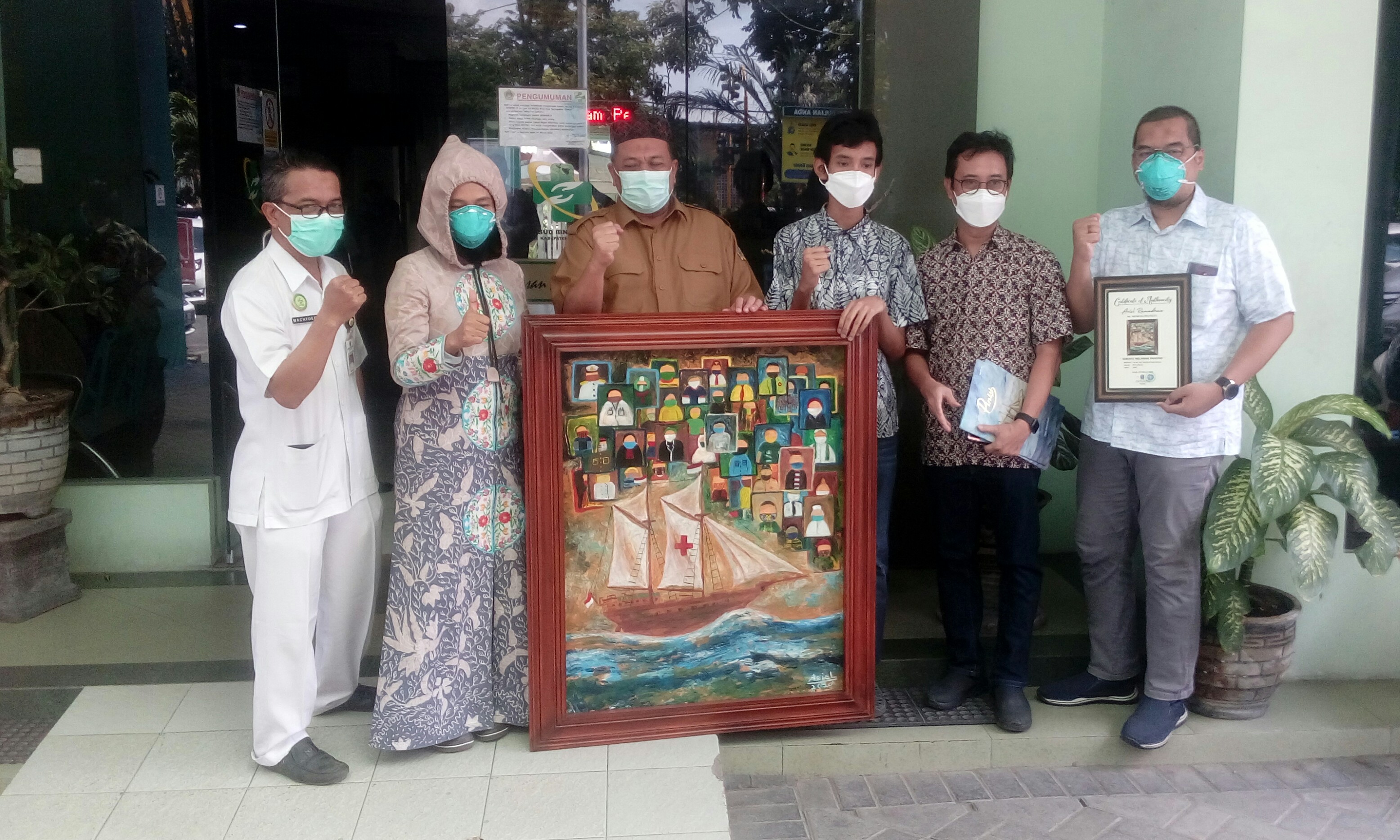 Pelukis Muda Gresik Beri Semangat Nakes Lewat Lukisan