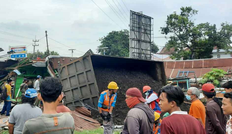 Dump Truk Seruduk 3 Warung di Gresik, Seorang Wanita Tewas Terjepit