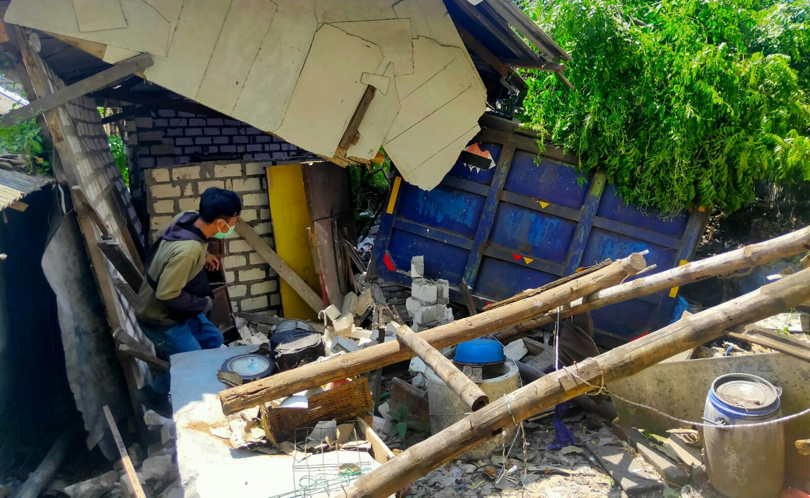 Rem Blong, Truk di Gresik Terjun dari Bukit Timpa Rumah hingga Ambruk