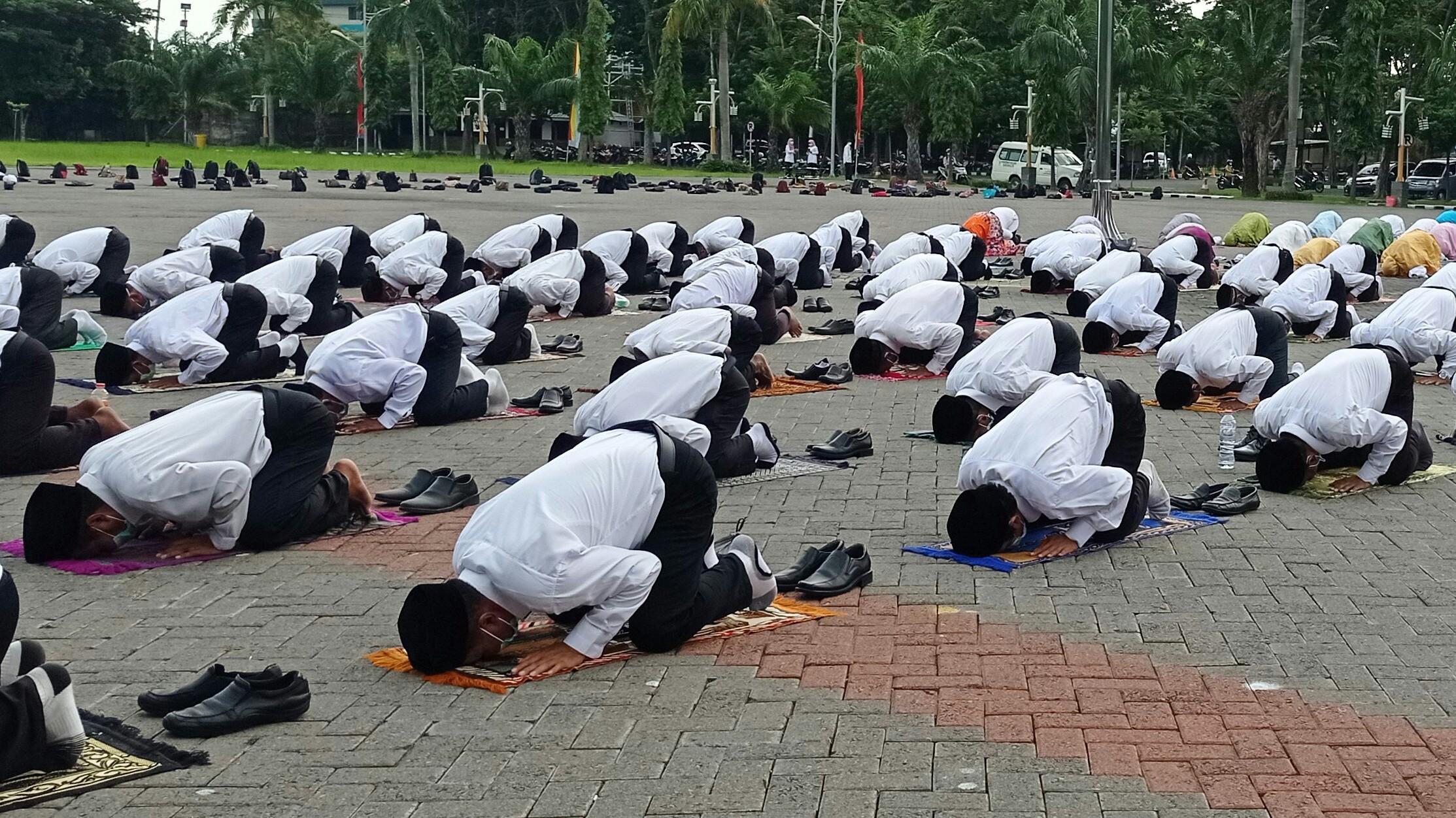 Diangkat P3K, 227 Tenaga Honorer Pemkab Gresik Sujud Syukur Massal