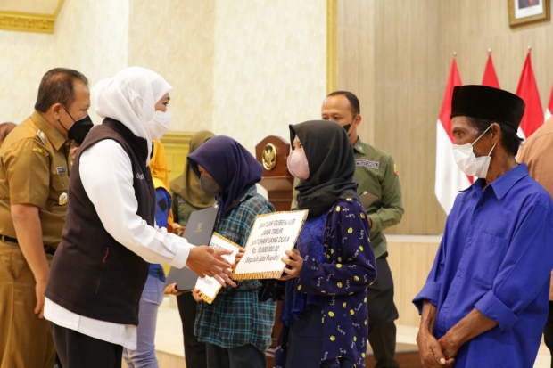 Gubernur Khofifah Berikan Santunan Korban Laka Laut Ritual Pantai Payangan Jember