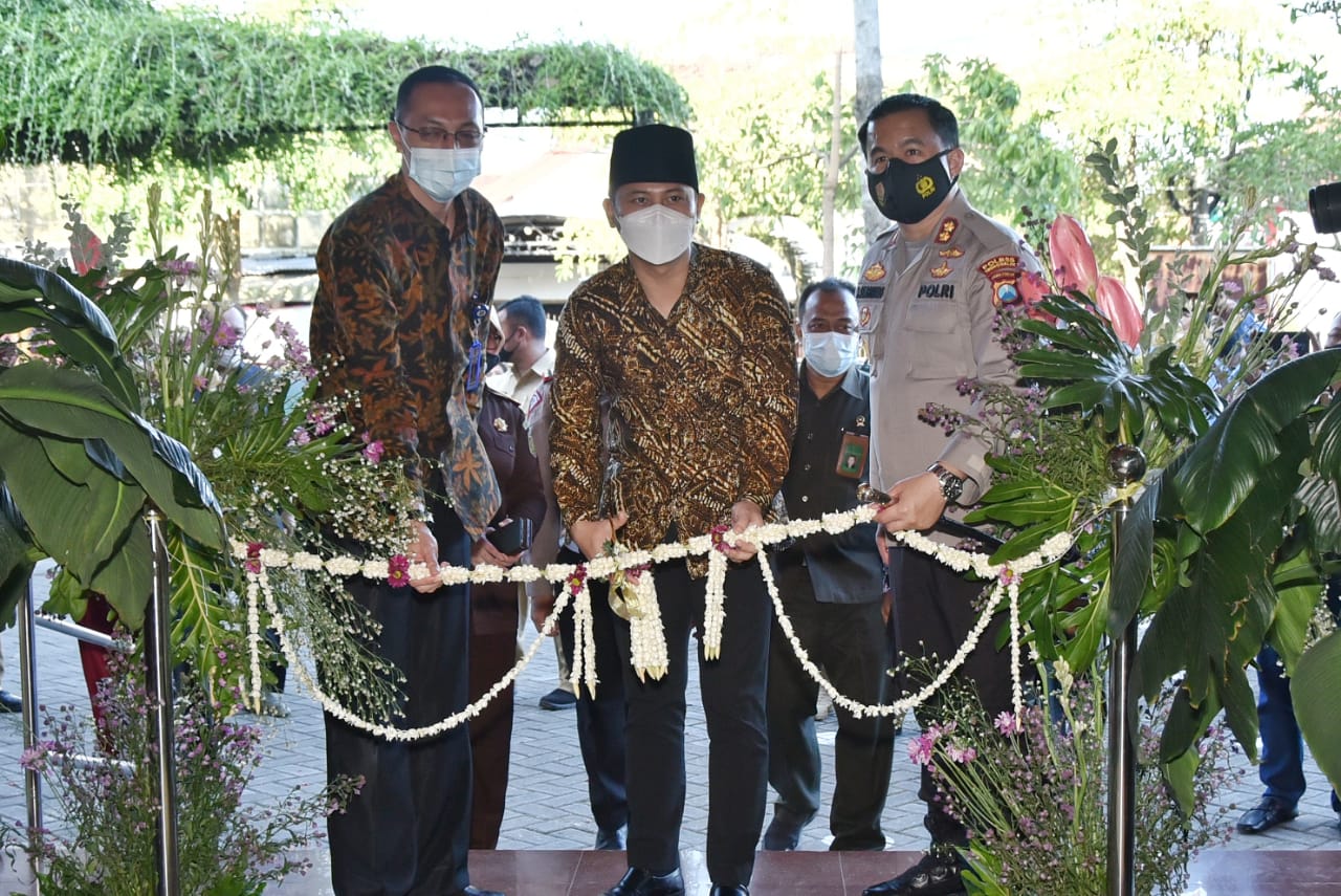Bupati Trenggalek Nur Arifin Luncurkan Kafe Layanan Publik