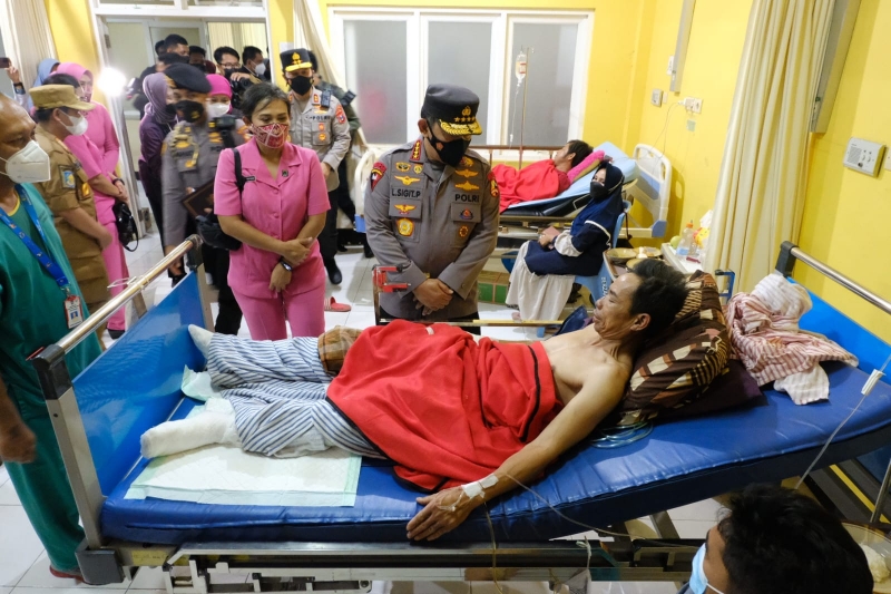 Kapolri Sambangi Pengungsi di Lapangan Sumber Wuluh Lumajang