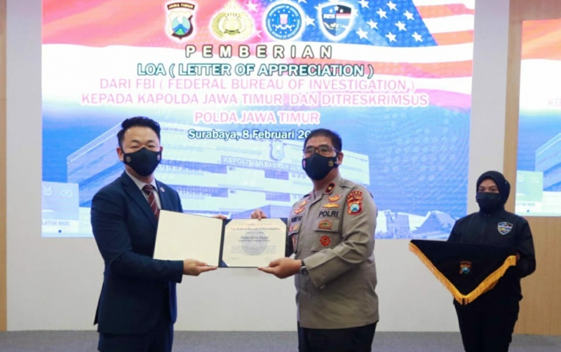 Polda Jatim Terima Penghargaan dari FBI Usai Ungkap Situs Palsu Bansos AS