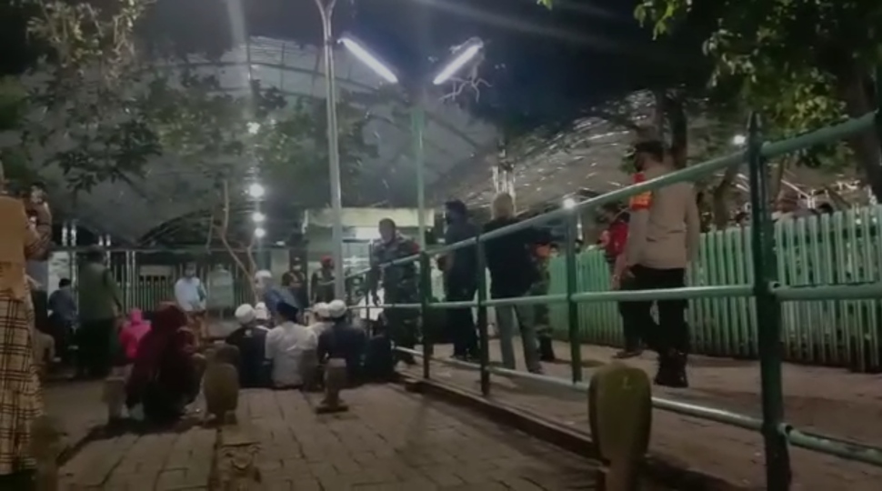 Video : Petugas Bubarkan Peziarah di Makam Sunan Ampel