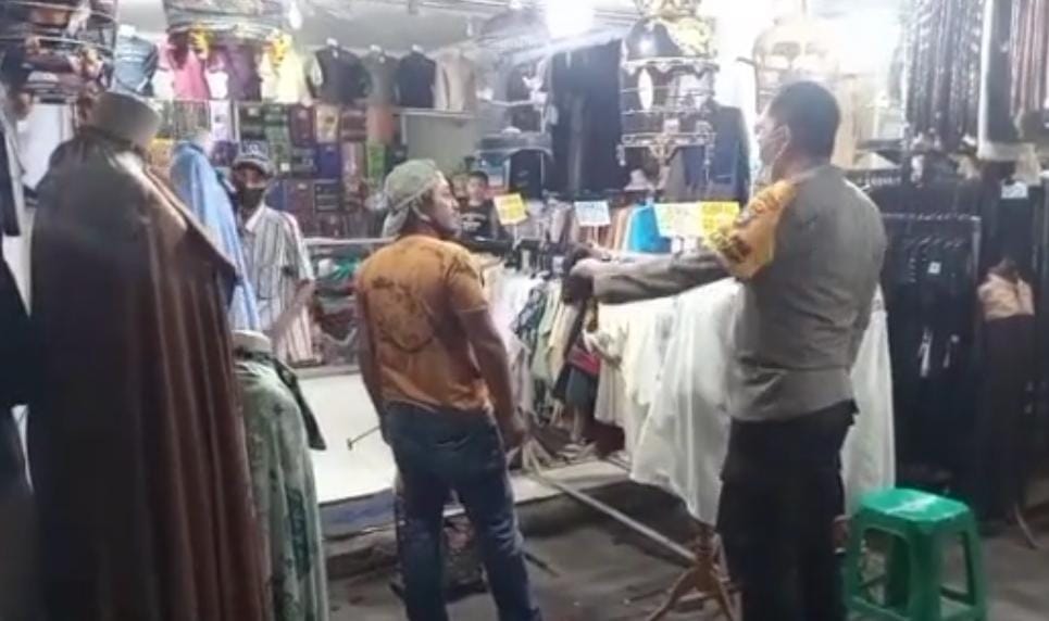 Pedagang Pakaian di Ampel Surabaya Ini Cuek sambil Bersihkan Sangkar Burung saat Polisi Menegur agar Menutup Tokonya