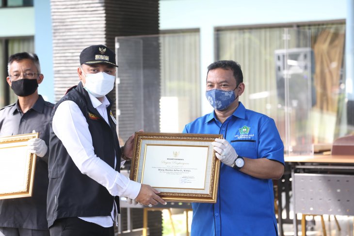 Sediakan Tempat Isolasi COVID-19, Pemkot Surabaya Ganjar 93 Staf Asrama Haji Penghargaan