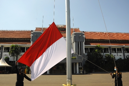 HUT RI ke-76, Wali Kota Surabaya Imbau Warga Kibarkan Bendera Merah Putih Satu Tiang Penuh selama Sebulan