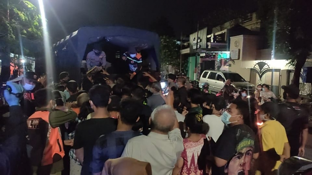 Bantuan Bansos Polda Jatim, Warga Berebut Tanpa Jaga Jarak