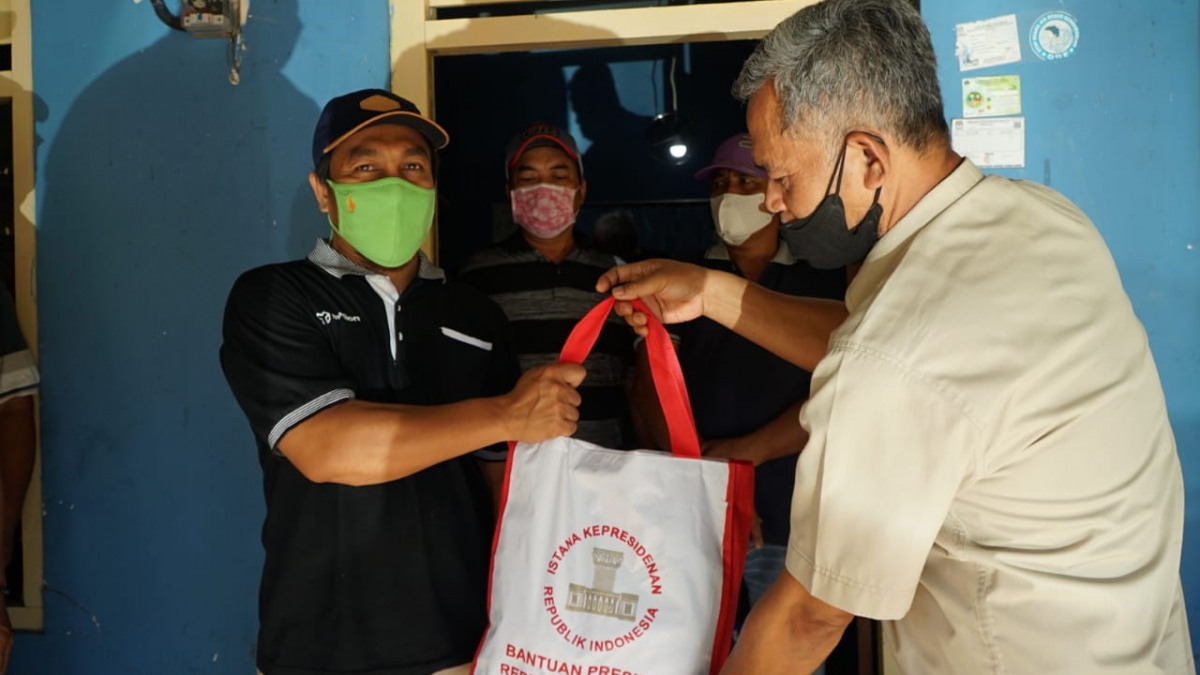 Buntut Poster Tuntut Harga Jagung Wajar, Presiden Jokowi Beri Bantuan Paket Sembako kepada Peternak Ayam Blitar