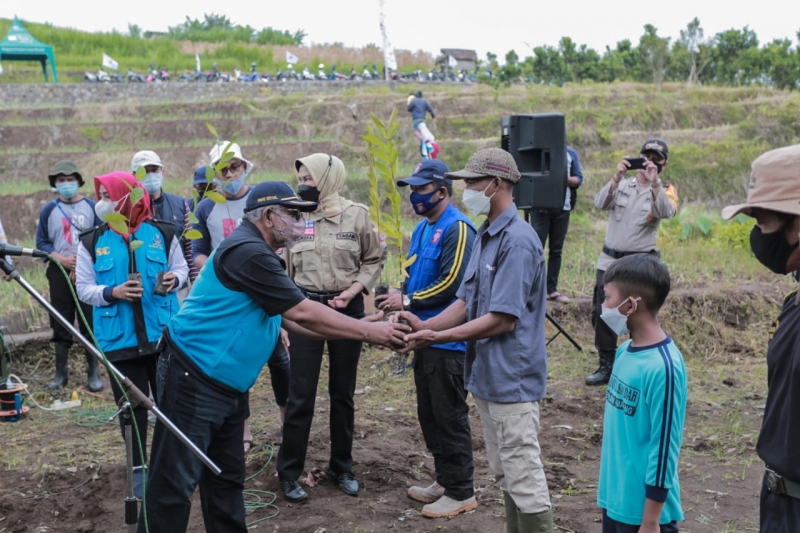 Pemprov Jatim Melalui Dinsos Jatim Tanam 10.000 Pohon di Area Bekas Banjir Bandang