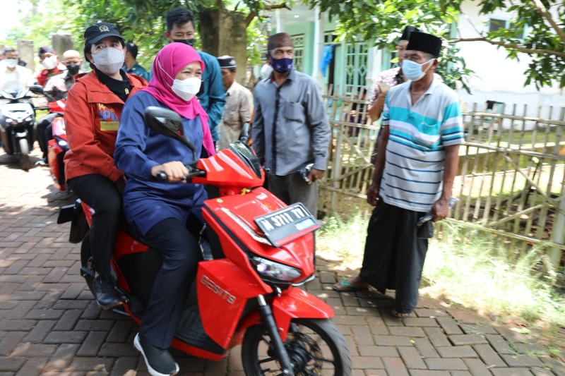 Gubernur Khofifah Bonceng Puan Maharani Naik Motor Keliling Pulau Gili Iyang Sumenep