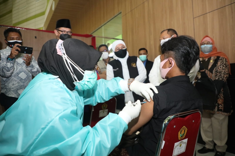 Tinjau Vaksinasi di Universitas Jember, Gubernur Jatim Khofifah Indar Parawansa: Ini Program Percepatan melalui Proses Akselerasi