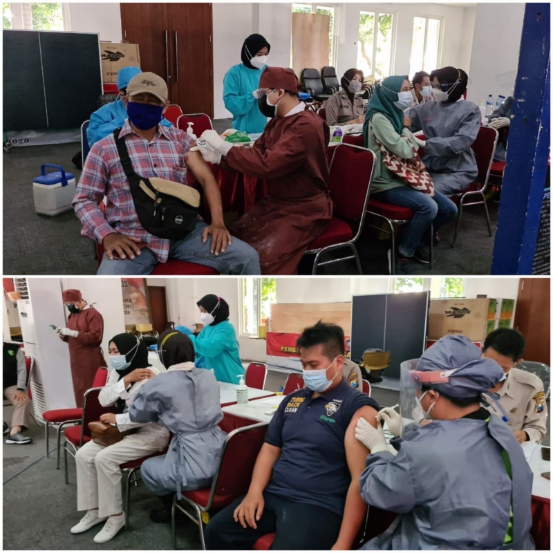 Warga Antusias Ikuti Vaksinasi COVID-19 Massal di Mapolrestabes Surabaya
