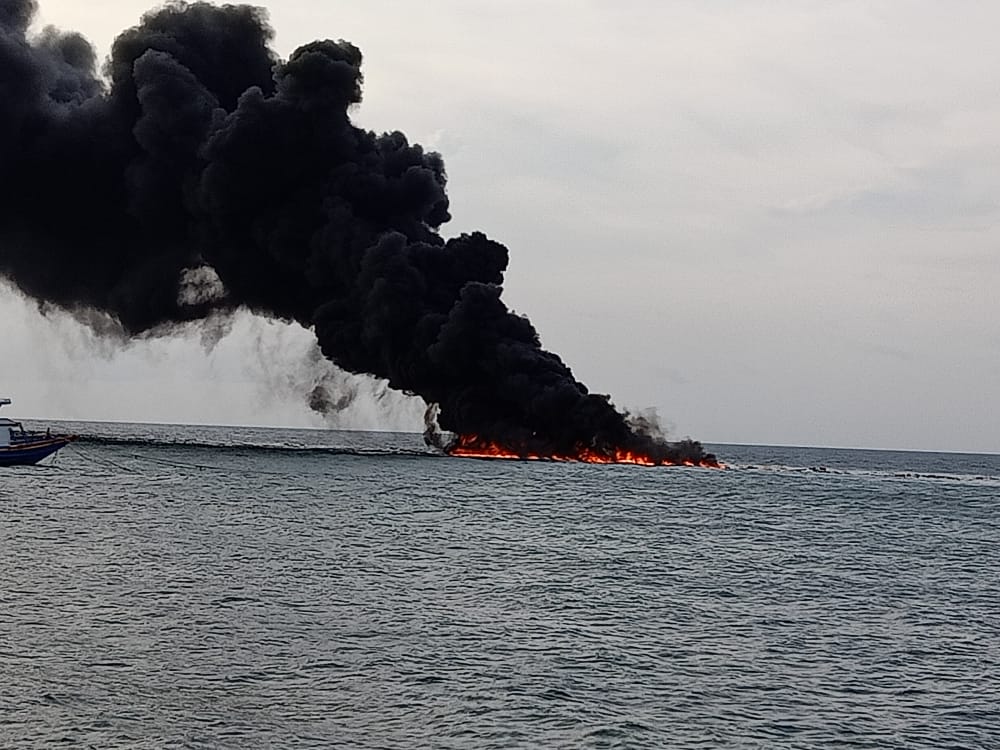 Kapal Angkut 120 Jerigen Berisi BBM Jenis Pertamax Hangus Terbakar di Sumenep