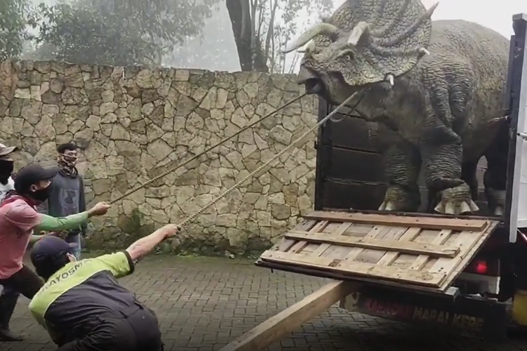 Dinosaurus Tanduk 3 Bikin Heboh di Dekat Telaga Sarangan, Ternyata....