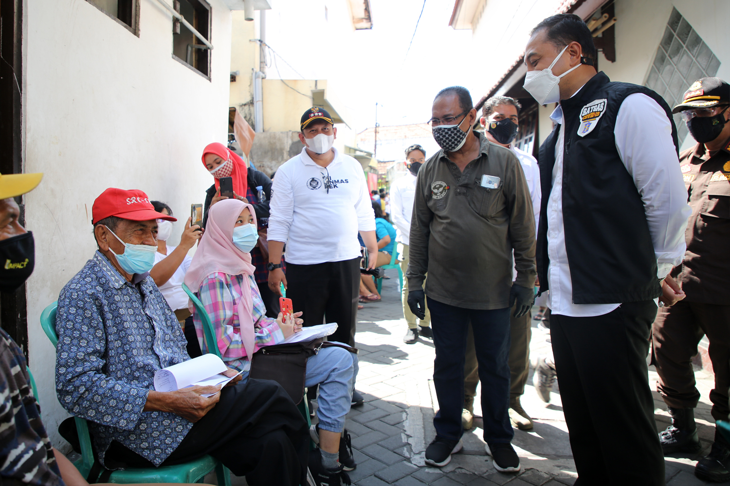 Wali Kota Eri Cahyadi bersama Kabinda Jatim Cek Vaksinasi Door to Door di Kecamatan Bubutan